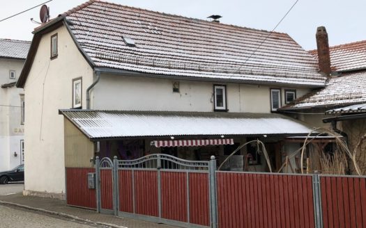 Wohnhaus mit Nebengelass in Ortslage !