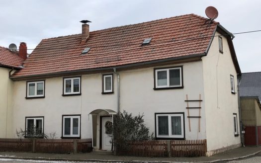 Wohnhaus mit Nebengelass in Ortslage !